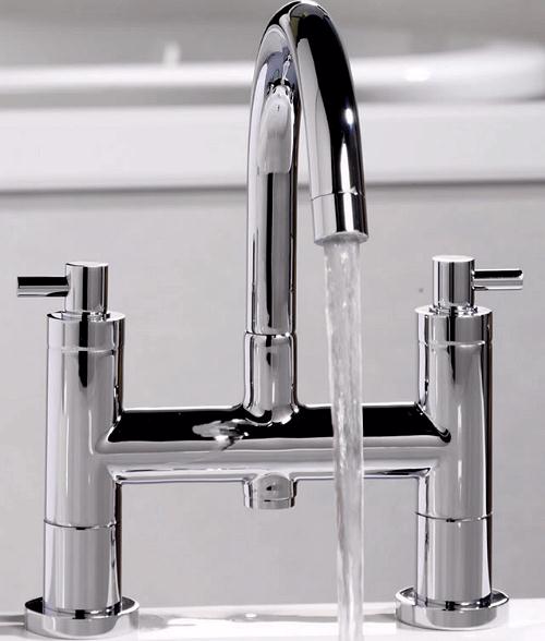 Example image of Ultra Horizon Bath filler with small swivel spout.